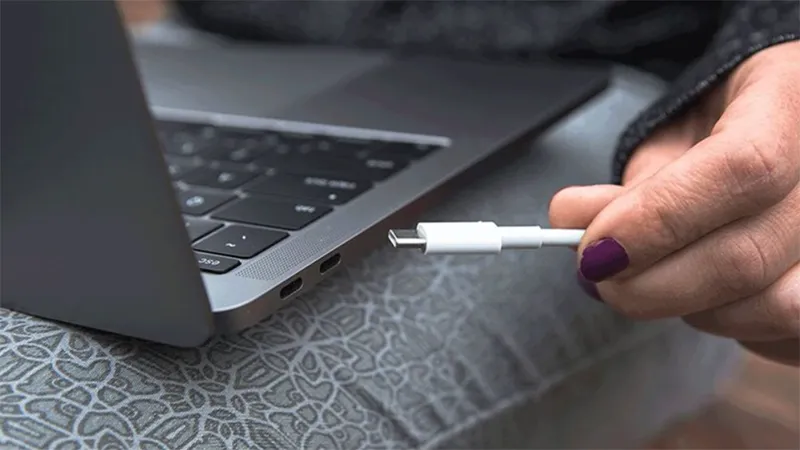 Khi Sạc Pin Laptop Có Cần Tắt Máy Không (1)