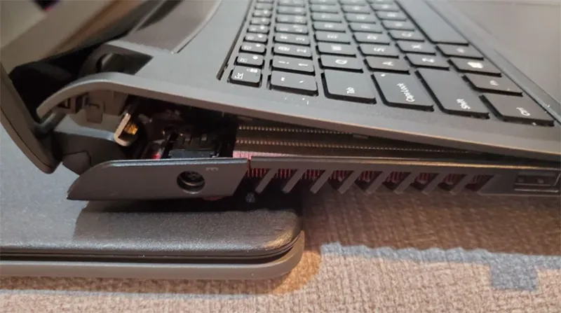 Bản Lề Laptop Bị Bung (1)
