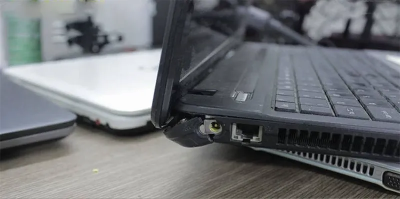 Bản Lề Laptop Bị Bung (2)