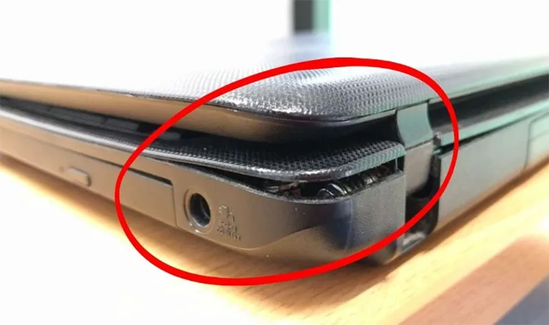 Bản Lề Laptop Bị Bung (3)