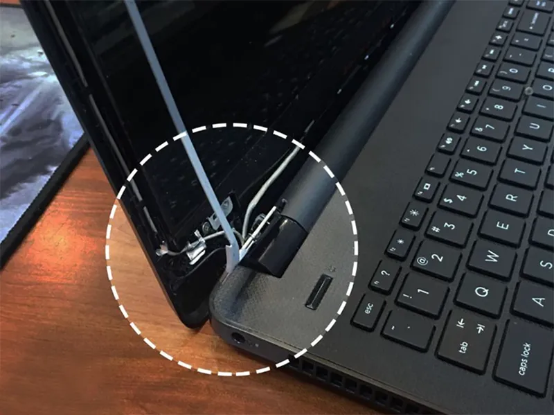 Bản Lề Laptop Bị Bung (4)