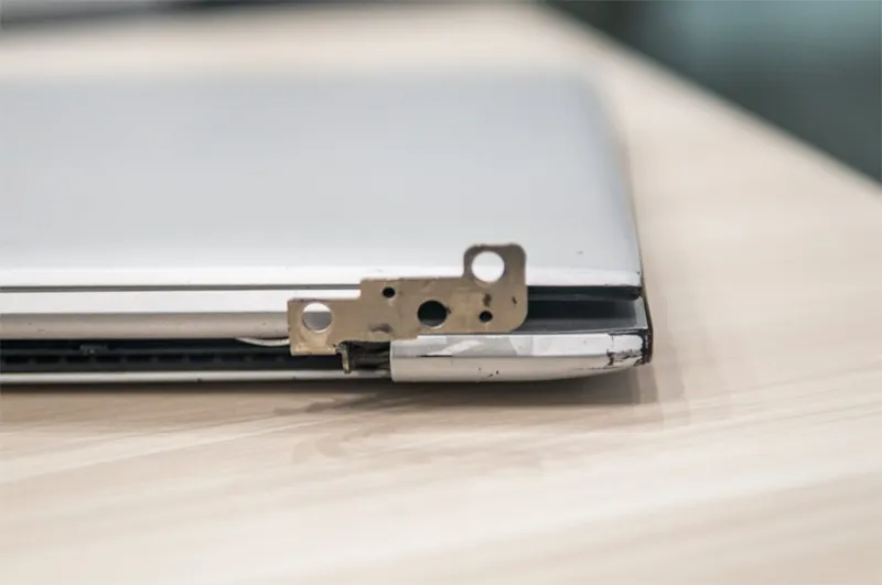 Bản Lề Laptop Bị Bung (5)