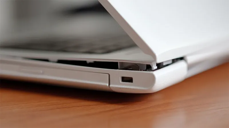 Bản Lề Laptop Bị Bung (6)
