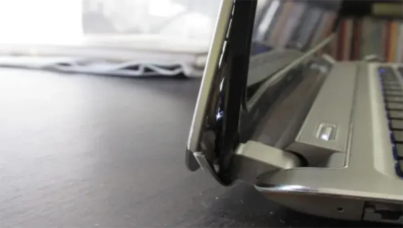 Bản Lề Laptop Bị Bung (7)