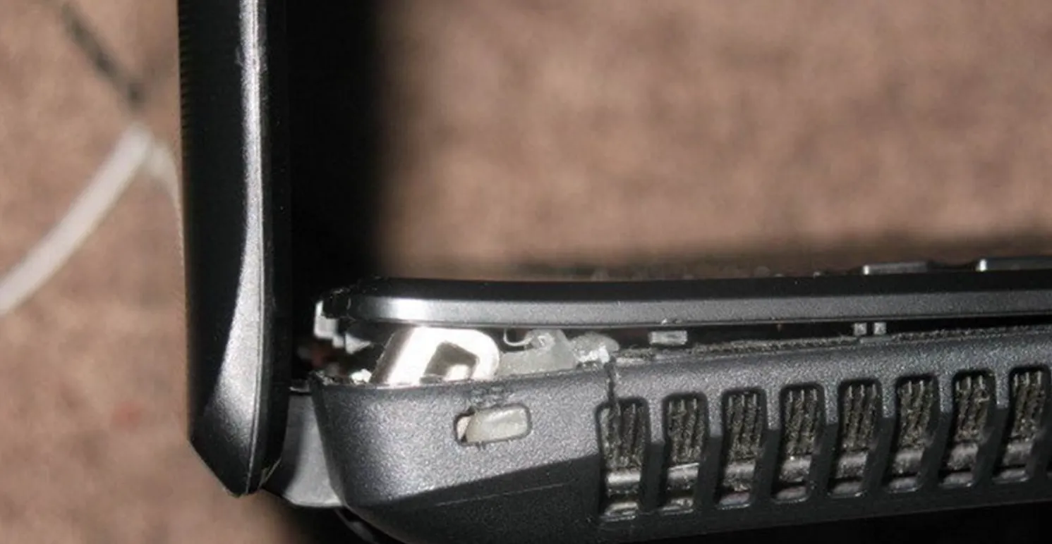 Bản Lề Laptop Bị Cứng​ (5)