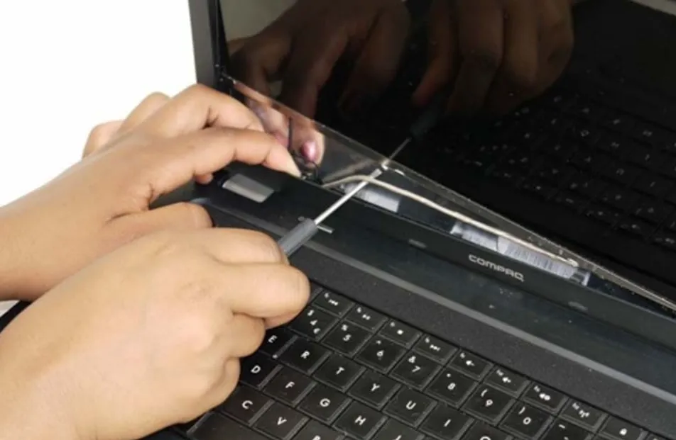 Bản Lề Laptop Bị Cứng​ (7)