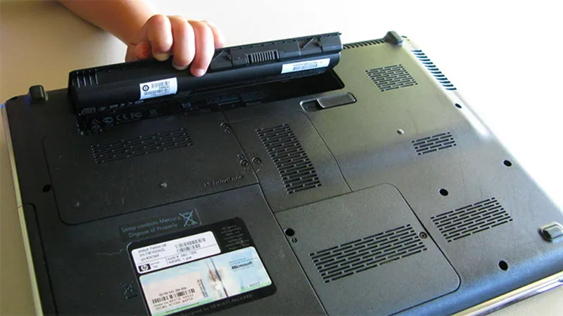 Pin Laptop Rời Với Pin Liền (2)