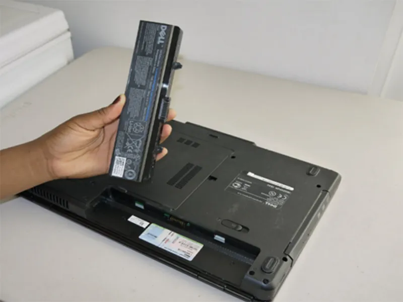Pin Laptop Rời Với Pin Liền (5)