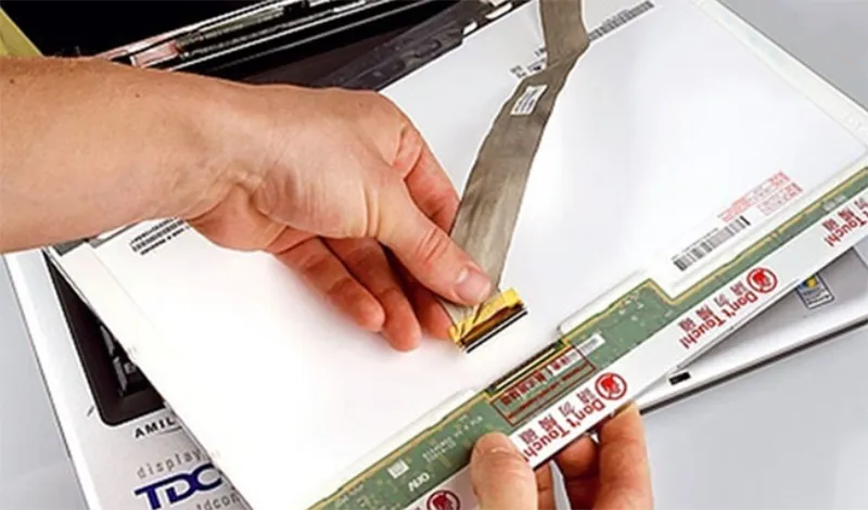 Thay Bẹ Cáp Màn Hình Laptop​ (1)