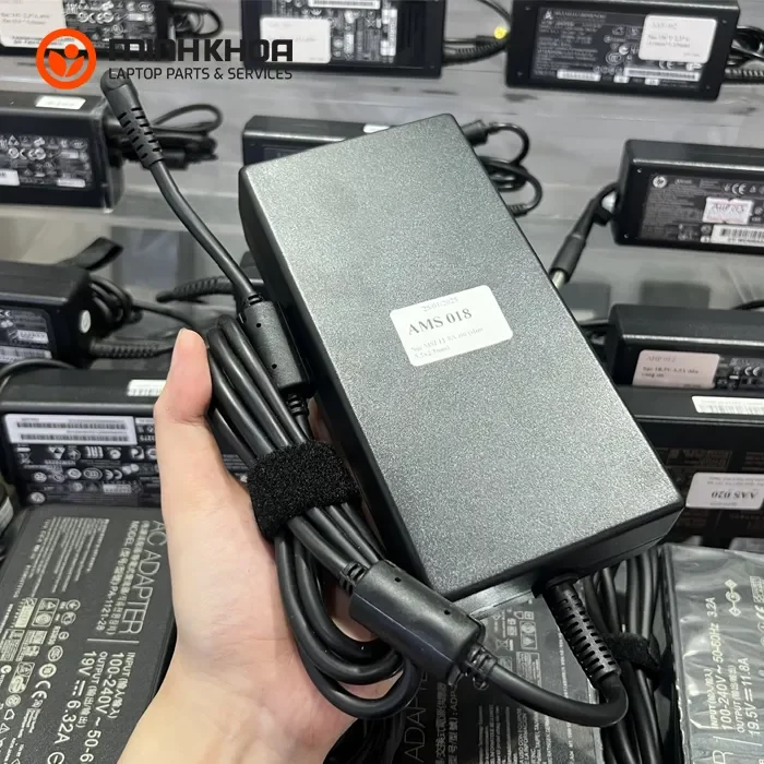 Sạc laptop MSI 230W 19.5V-11.8A chân thường 5.5x2.5mm zin (3) Sạc Laptop Msi 230w 19.5v 11.8a Chân Thường 5.5x2.5mm Zin (3)