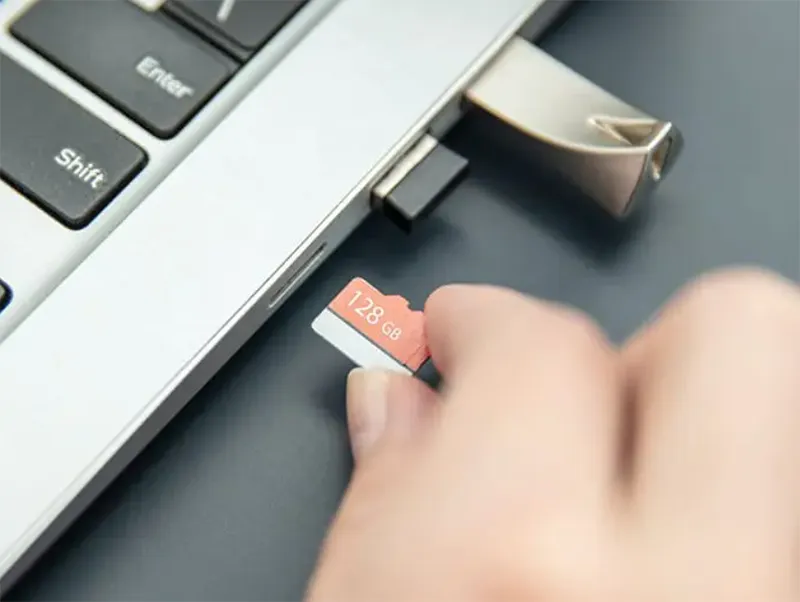 Cách Cắm Thẻ Nhớ Vào Máy Tính (6)